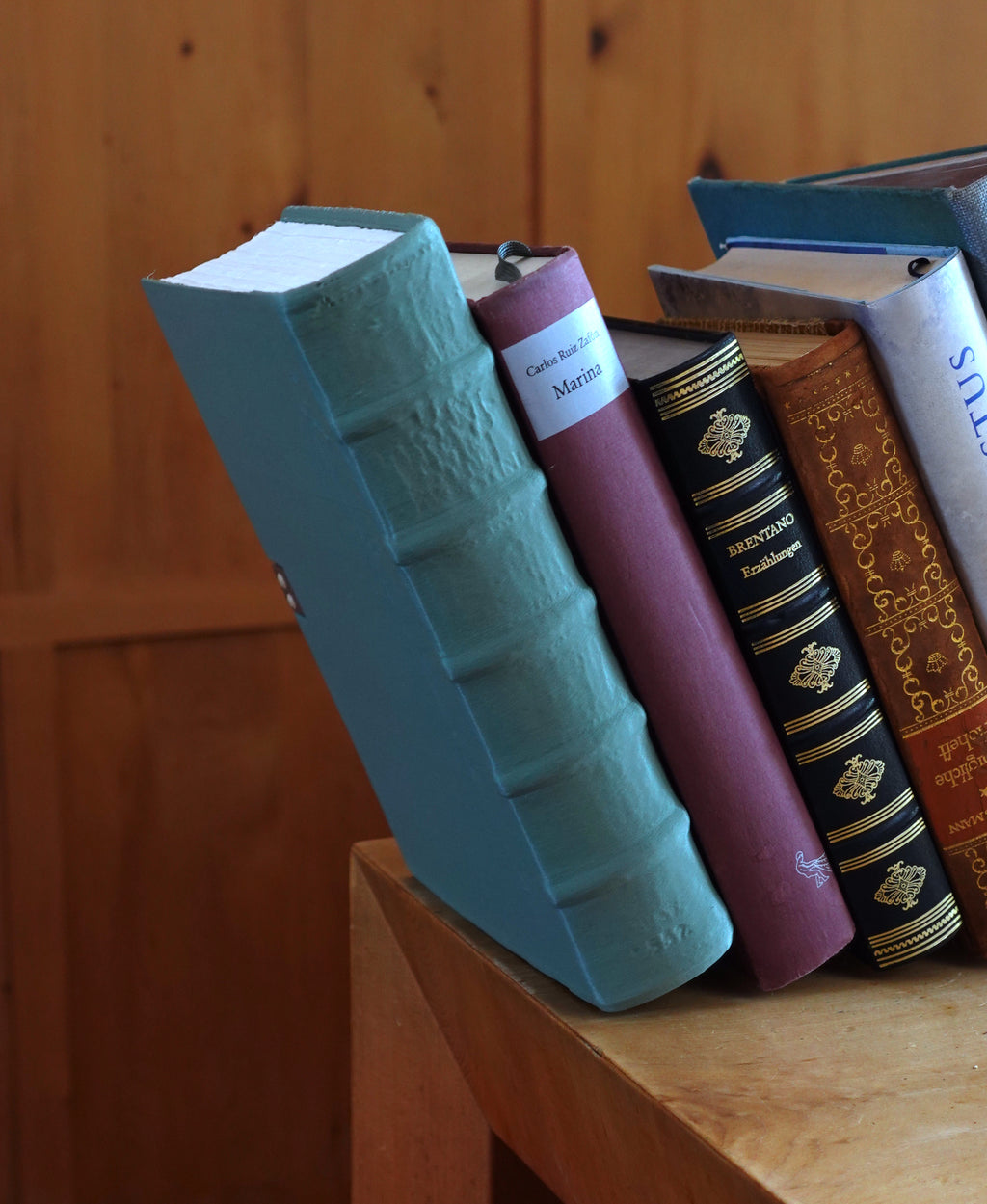 Fallendes Buch Buchstütze – Surrealistische Schreibtischdeko