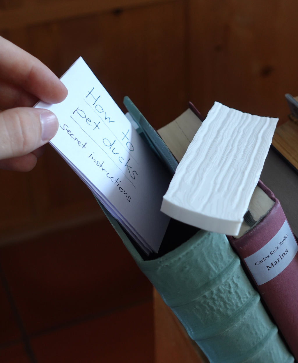 Fallendes Buch Buchstütze – Surrealistische Schreibtischdeko