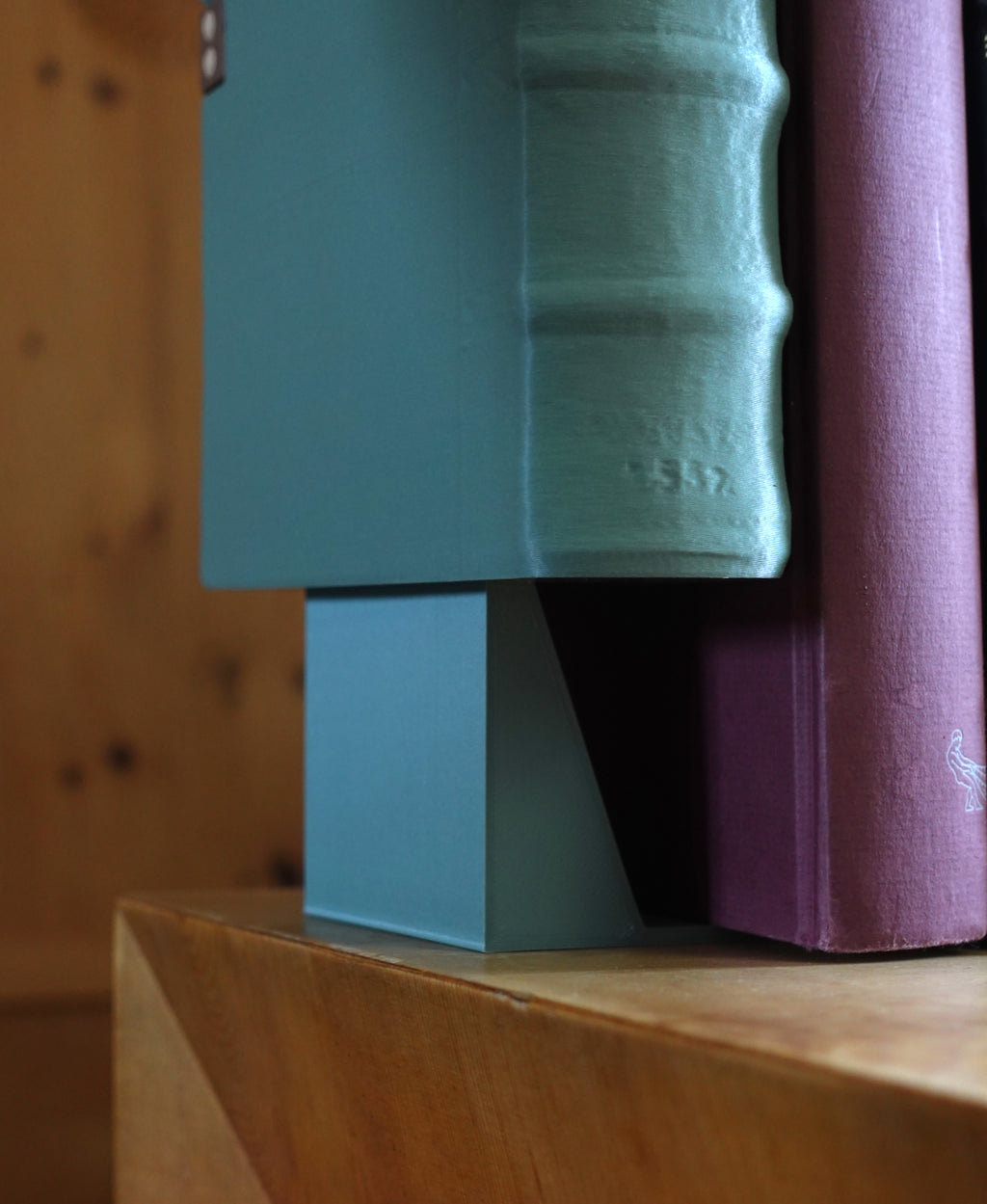 Fallendes Buch Buchstütze – Surrealistische Schreibtischdeko