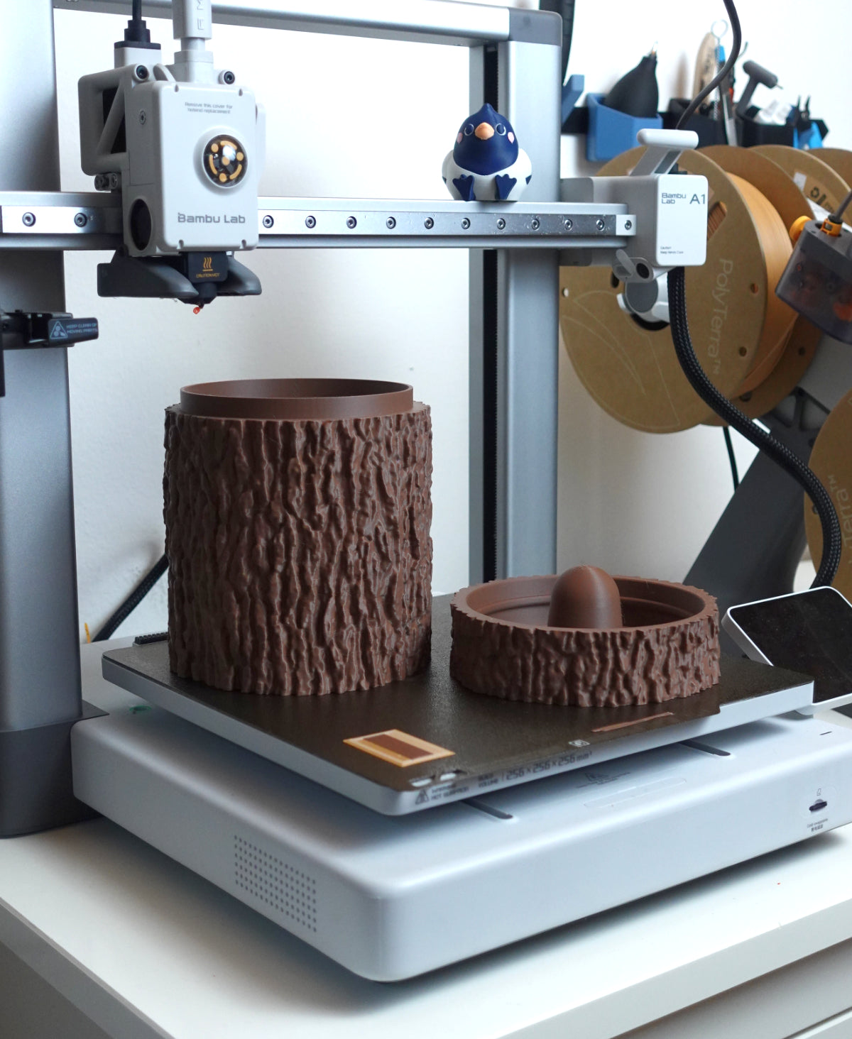 Baumstamm Mülleimer mit Schwingdeckel "Schwarzerle" – 3D-Scan