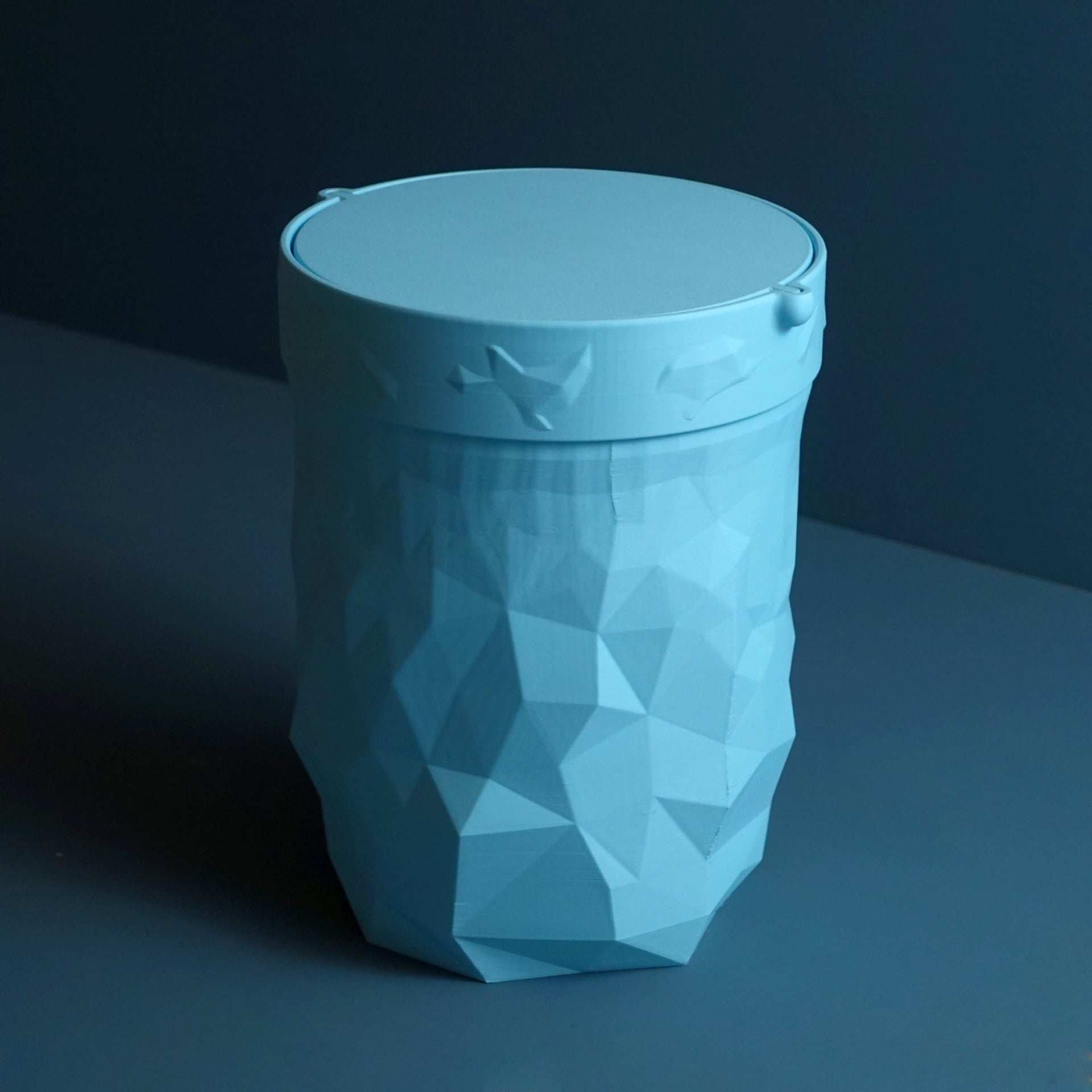 Mülleimer mit Schwingdeckel "Glitch" – Retro-Design für Büro & Bad