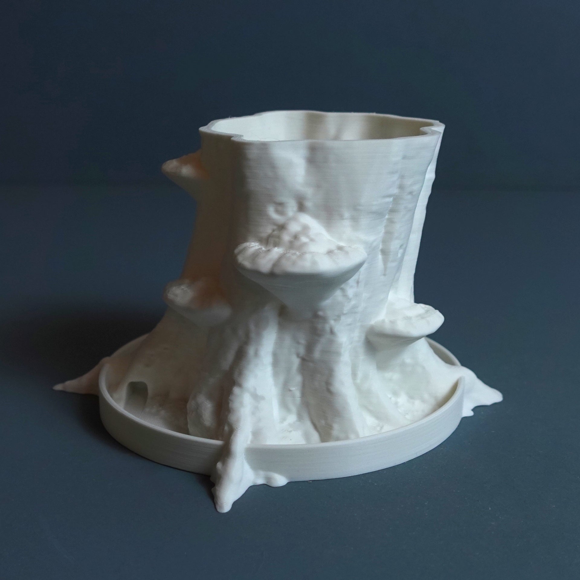 Blumentopf "Sylvatica Tree" – Baumstamm & Pilz Design