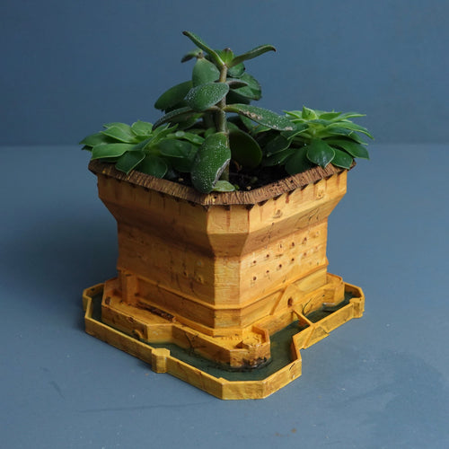 Burg-Blumentopf mit Burggraben-Drainage – Fantasy-Pflanzendeko